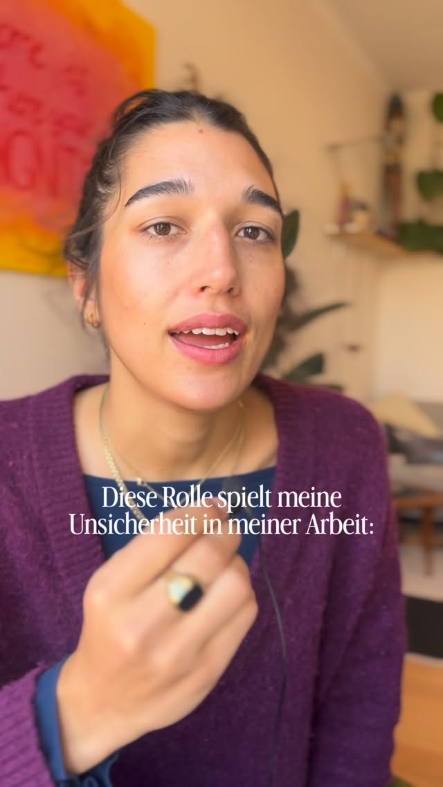 Real Talk Leute
Meine Erfahrung ist: Der Bereich, in dem du dich unsicher fühlst, ruft dich förmlich dazu auf dich mit ihm auseinanderzusetzen.
Unsicherheit heißt: Es fehlen gewisse Bestandteile, um dich sicher zu fühlen.
Das hat nichts damit zu tun, dass du es richtig oder falsch handhabst.
Du entscheidest, was du mit deiner Unsicherheit machen willst:
Magst du mehr Informationen sammeln, dich orientieren, damit auseinandersetzen?
Willst du sie mitlaufen lassen, sie beiseite stellen und dich ihr vielleicht später widmen, vielleicht aber auch garnicht, weil es nicht relevant genug ist für dich?
Oder magst du von dem Thema/der Person Abstand nehmen, Distanz kreieren, sodass das, was es in dir auslöst, weniger spürbar ist?
Da gibts kein right/wrong, nur 3 Entscheidungen und ihre Konsequenzen.
Meine Erfahrung ist: Deine Unsicherheit hat ganz viel Potenzial. Es ist ein Raum den du für dich beanspruchen, füllen und gestalten darfst. Auf deine eigene Art & Weise.