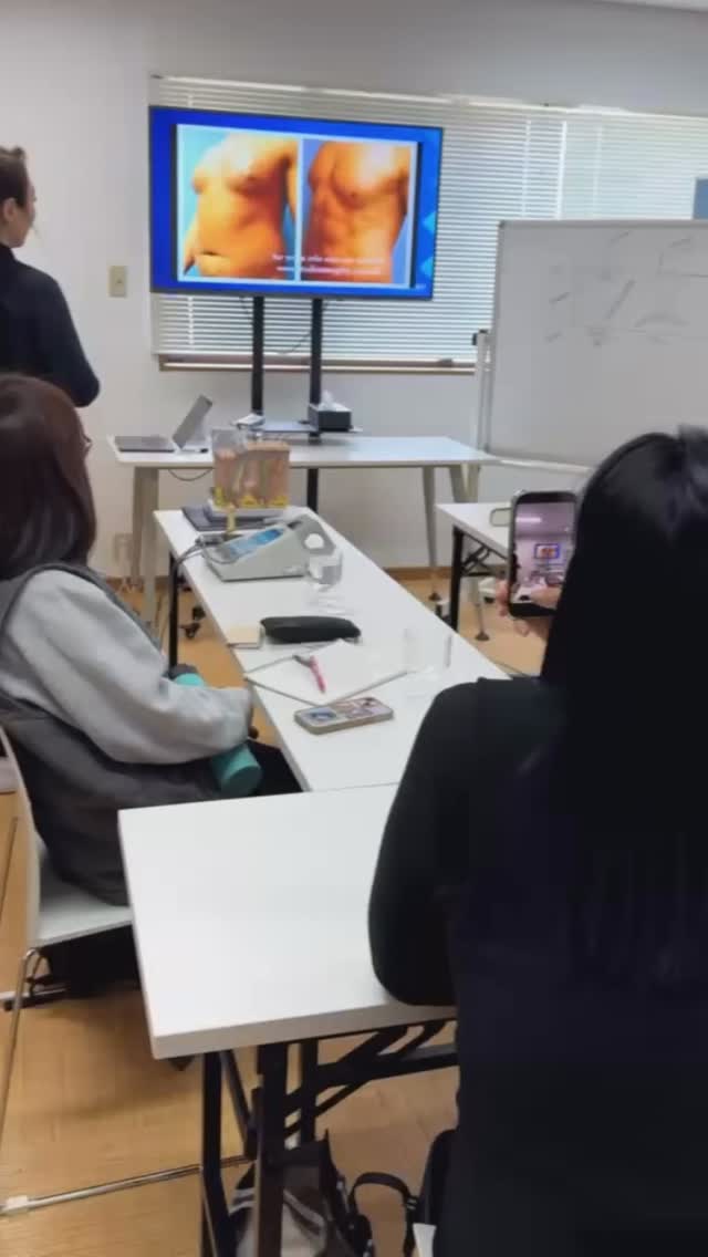 Essa semana iniciamos nossas aulas de eletroterapia voltada ao emagrecimento. Foi um momento muito didático, com exemplos práticos que demonstram o poder da tecnologia na quebra de gordura.
Aqui na Pure Beauty, trabalhamos com base em tecnologia e ciência, sempre alinhadas às melhores práticas da estética avançada.
Nosso grande diferencial está na formação: além de conquistarem o certificado Pure Beauty, nossas alunas são preparadas para alcançarem o diploma CIDESCO, uma das certificações mais reconhecidas e respeitadas internacionalmente na área da estética.
This week, we started our electrotherapy classes focused on weight loss. It was a very didactic session, with practical examples demonstrating the power of technology in fat reduction.
At Pure Beauty, we are guided by technology and science, always aligned with the highest standards in advanced aesthetics.
Our greatest distinction lies in our education: in addition to earning the Pure Beauty certificate, our students are prepared to achieve the CIDESCO diploma, one of the most recognized and respected international qualifications in the aesthetics field.