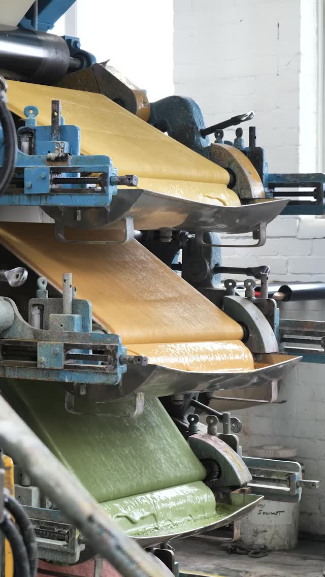 Rose Garden 🌹
Im Oberflächendruckverfahren werden verschiedene Farbschichten nacheinander aufgetragen, die man später sogar fühlen kann.
Rose Garden ist eine von acht Designs aus unserer neuen Little Green Kollektion "In the Garden".