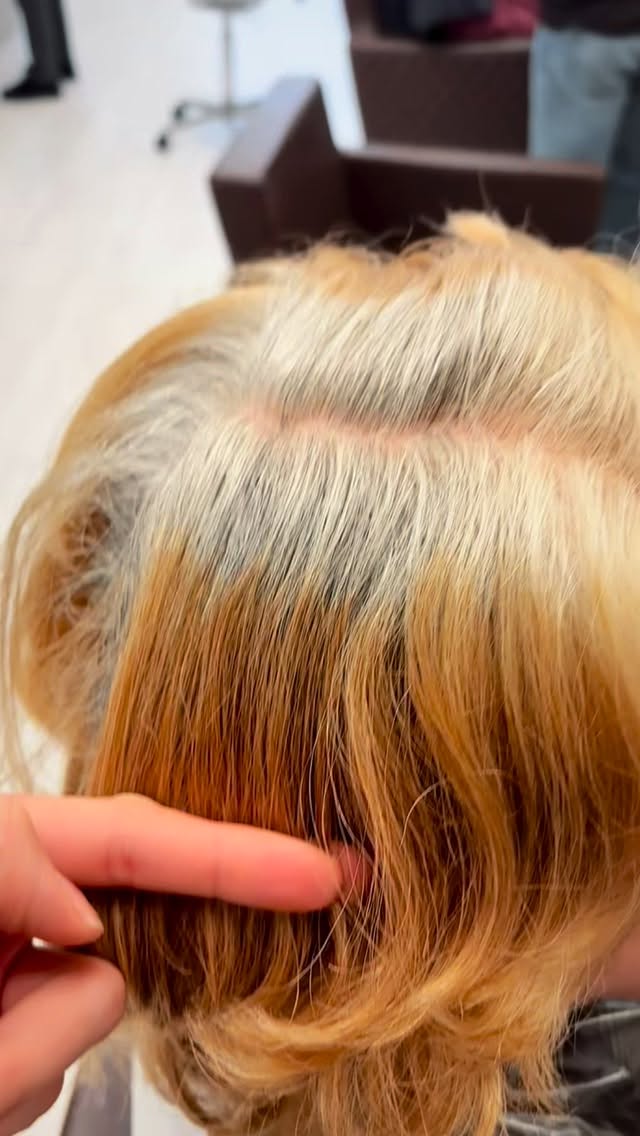 PERCHÉ SCEGLIERE TRA COLORE E BENESSERE QUANDO PUOI AVERLI ENTRAMBI?✨
In questo video vi mostriamo un trattamento completo:
1️⃣ Copertura 100% dei capelli bianchi con la nostra colorazione senza ammoniaca: delicata, sicura e super luminosa.
2️⃣ Scrub Cutaneo Purificante: essenziale dopo il colore per rimuovere ogni residuo, ossigenare la cute e liberarla dalle impurità. 🌿
Il risultato? Un biondo perfetto e una sensazione di leggerezza incredibile. 💆🏼♀️
Ti piacerebbe provare questa combo? Scrivicelo nei commenti! 👇
#ColoreNaturale #ZeroAmmoniaca #ScrubCapelli #DetoxHair #CapelliBiondi HairCareItaly SaloneBellezza CuteSana