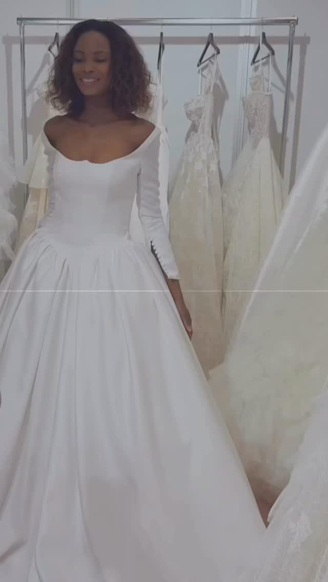 Was für ein Tag auf der Ordermesse @europeanbridalweek in Essen. Ich bin immer noch ganz überwältigt…
So viel Wiedersehensfreude,
so viele vertraute Gesichter,
so viele Umarmungen nach all den Jahren.
Es fühlt sich jedes Mal an wie nach Hause kommen.
Danke für diesen besonderen Tag –
für den Austausch, die Nähe und all die Menschen, die mich seit so vielen Jahren begleiten und unterstützen.
Und jetzt freue ich mich riesig auf all die neuen Kleider, die bald bei uns einziehen werden.
Eure Anna
#hochzeitskleid #ɴᴇᴡᴘᴏsᴛ #bridetobe #brautmode #newcollection
Brautmode 2027
Neue Brautmodentrends
Solingen