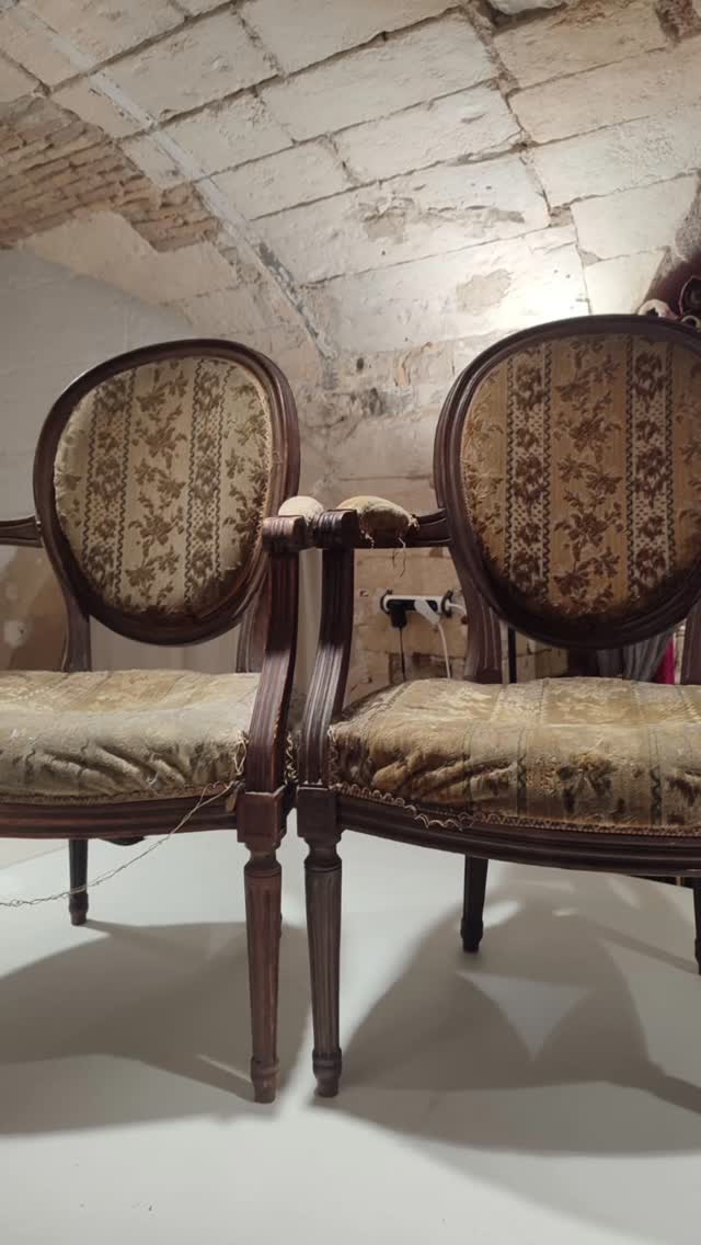 Réfection totale d’une paire de cabriolets Louis XVI
#tapissiernîmes
#savoirfairefrancais
#tapissierdecorateur
#interieursurmesure