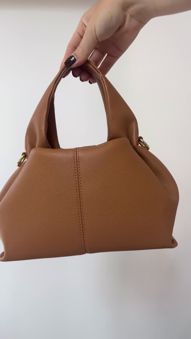 Little purses, made from leftover woven fabrics from the studio ✂️🧶
These are created using off-cuts from my larger textile pieces, giving new life to materials that would otherwise go to waste. Each one is completely unique, with its own mix of colour, texture and pattern.
Perfect for coins, cards, or all those tiny things that end up floating around your bag ✨
There are a lovely selection up on my website if you fancy a little browse 🤍
#handmade #woven #textiles #sustainablefashion #shopsmalluk