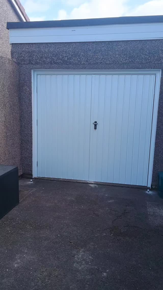 Pair of steel hinged doors.
Steel frame.
Steel panel doors.
Purpose made.
High security locking.
Stainless steel hinges.
Black plastic handle.
50/50 split equal doors.
Opening outward.
Factory powder coating in satin white.