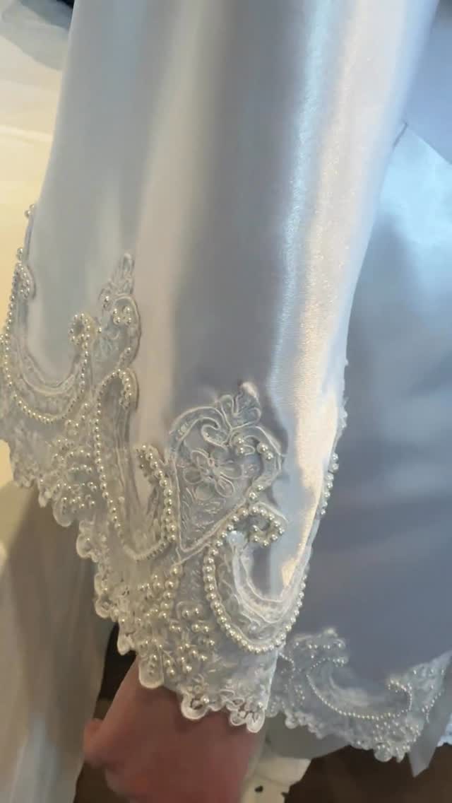 The mistake isn’t what happens during hair and makeup… it’s what happens right after.
So many brides unintentionally leave no space to transition from beauty → getting dressed → photos.
And it usually comes from a good place; wanting a slower, more relaxed morning… letting everyone sleep in… pushing the start time later.
But what that often creates is:
A rushed final hour.
Pressure while getting dressed.
And a photographer waiting while everything runs behind.
This is why we guide our brides through this before it ever becomes an issue.
We clearly map out the time needed between finishing beauty and starting photos and we require that final end time to be aligned with your photographer.
Because a calm morning isn’t created by starting later… it’s created by giving each moment the space it actually needs.
If you want a timeline that feels effortless (not chaotic), we’re here to help you build it.
Inquire through the link in bio to begin.
#chicagobride #chicagowedding #chicagoweddinghair #chicagomakeupartist #luxeweddingchicago