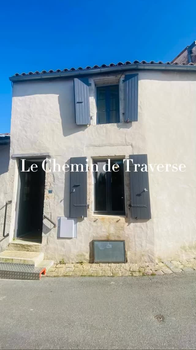 ⛵️ Je vous l’annonçais en début de mois, ça y est, L’Atelier Bucolique est installé à la boutique de créateurs, Le Chemin de Traverse dans le très pittoresque ancien port de pêche de Mornac sur Seudre.
Mornac-sur-Seudre, village médiéval d’artisans au cœur des marais salants charentais
Entre Seudre et Atlantique, Mornac-sur-Seudre est un village typique du littoral charentais, avec ses maisons aux façades blanches et volets colorés, fleuries de roses trémières. Ancien port de pêche, devenu haut lieu d’ostréiculture et de saliculture, il vit aujourd’hui au rythme de ses marais salants.
Flânez sous les halles, poussez la porte des ateliers d’artisans d’art, puis rejoignez le port pour profiter d’un panorama unique sur l’estuaire.
Vous m’y retrouverez dès lundi 6 avril pour ma 1ère permanence de la saison !
Charlotte
🌿 L’Atelier Bucolique
#madeinfrance #artisanat #couture #boutiquedecreateurs #mornacsurseudre