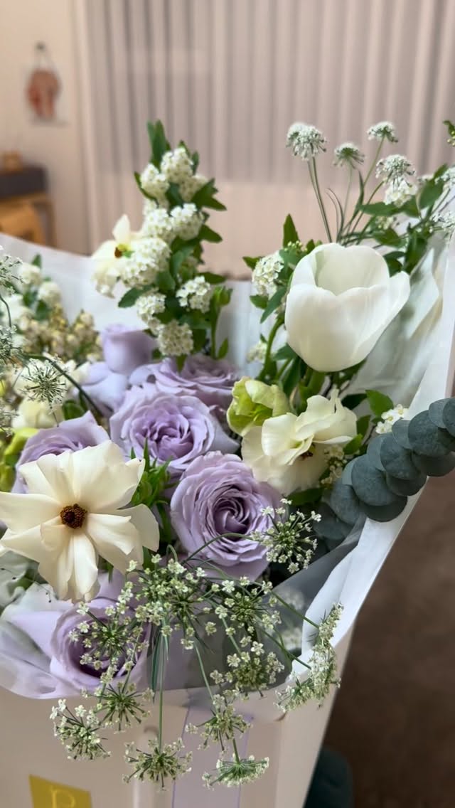 🎈
나는 글자 중독자다.
읽고, 상상하고, 사유하는 시간이 좋다.
그런 내가
영어를 위해
귀를 열고 말을 하려 하기까지,
꽤 많은 설득과 시간이 필요했다.
‘안다’는 착각은 위험했다.
연습하지 않으면
들을 수도, 말할 수도 없다.
#알렉산더테크닉 도 같다.
생각의 틀을 넘어서는 경험,
그건 매혹적이었다.
하지만 결국,
그것도 훈련과 연습이 기본이 되어야 한다.
그리고
그 방법이 따로 있다는 걸
제대로 배우면서 이제야 알게되었다.
돌아보면
나는 어느 지점의 더닝-크루거였고,
졸업은 끝이 아니었다.
안다고 믿었던 순간을 지나서야,
비로소 내가 몰랐다는 걸 알게 된다.
이제,
할 일은 하나
꾸준히,
제대로 배우고
실천하는 것.
그러면
소중한 인연은
어느 순간
선물처럼 온다.
감사합니다~ 🙏