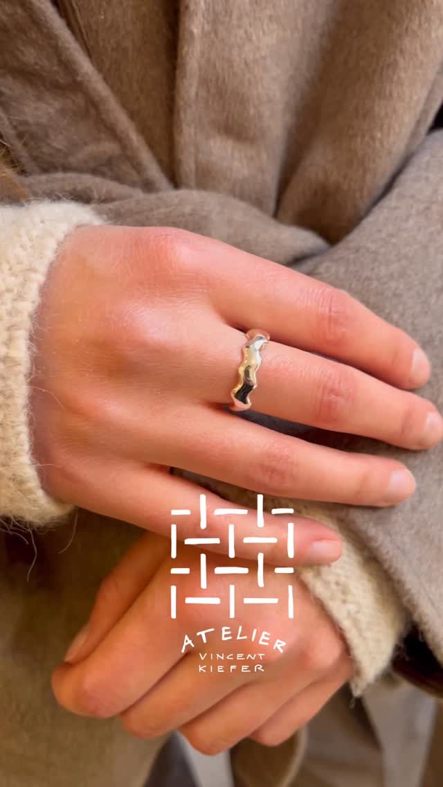 Handgefertiges Unikat in Silber.
.
.
.
#ateliervincentkiefer #göttingen #handgemachterschmuck #schmuckladen