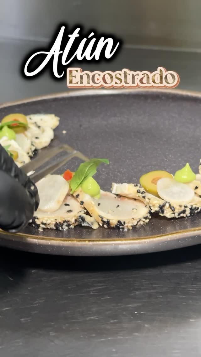 Hay platos que no solo se comen… se sienten.
Nuestro atún ecuatoriano encostrado en quinoa es ese equilibrio perfecto entre técnica, frescura y sabor real. Sellado en su punto exacto, pensado para quienes saben disfrutar los detalles.
Descúbrelo en La Vid. Este video es solo el comienzo.
#AtunEncostrado #GastronomiaEcuatoriana #QuitoFood #CocinaDeAutor #Lavid