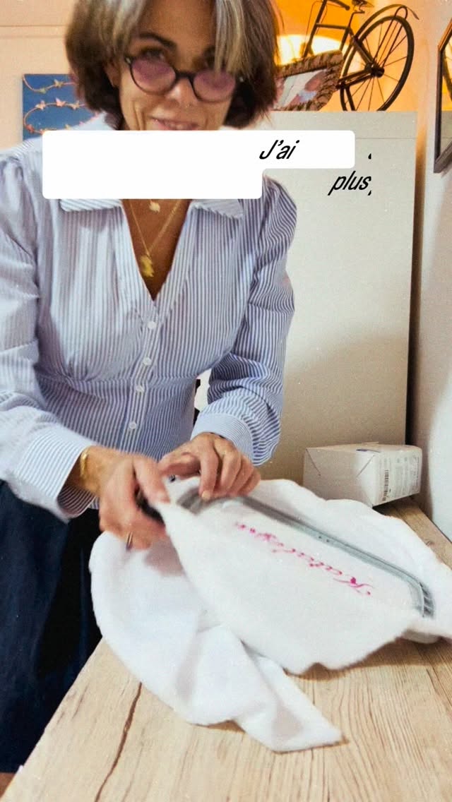 Avant, je voulais faire plaisir à tout le monde.
Aujourd’hui, je préfère être alignée avec moi même.
Je ne fais plus :
- Baisser mes prix pour “faire plaisir”
– Dire oui à tout
- Répondre à des messages à minuit
– Lancer quelque chose à moitié prête
- Travailler plus de 12h par jour
Avoir une petite entreprise, ça apprend vite !
Ça me permet de gagner du temps et de me concentrer sur :
🥇la qualité
💕mes vraies clientes
🪡mon savoir-faire
💬 Dites moi en commentaire : vous, qu’est-ce que vous ne faites plus ?…
.
.
.
#savoirfaire #surmesure #frenchstyle #ideecadeau #provencealpescotedazur