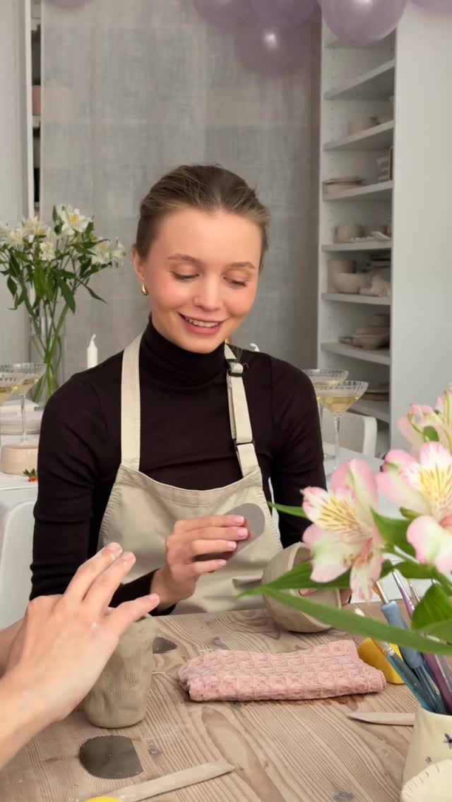 Vous recherchez une idée originale pour organiser un EVJF à Nice dans un lieu esthétique, intimiste et inspirant ?
L’atelier propose des expériences uniques autour de la peinture sur céramique à Nice EVJF et du modelage, pensées pour créer un moment à la fois créatif, élégant et profondément humain.
Chaque atelier de poterie EVJF Nice est conçu avec un grand soin :
du choix des pièces à décorer, à l’ambiance du lieu, en passant par l’accompagnement personnalisé. Ici, chaque détail compte.
Vous êtes accueillies dans un espace lumineux, raffiné, où la beauté, la douceur et l’esthétique sont au cœur de l’expérience.
Que vous choisissiez la peinture sur céramique ou le modelage, chaque participante repart avec une création unique, réalisée de ses mains, dans une atmosphère bienveillante et conviviale.
C’est bien plus qu’une activité :
c’est un moment de partage, de connexion et de célébration, dans un esprit à la fois créatif et élégant.
Et honnêtement, même en regardant ces moments, on a envie d’y participer.
De vivre un événement beau, sensible, esthétique… presque hors du temps.
EVJF Nice activité originale
Peinture sur céramique Nice EVJF
Atelier de poterie EVJF Nice
Atelier céramique Côte d’Azur
Réservation sur demande — places limitées