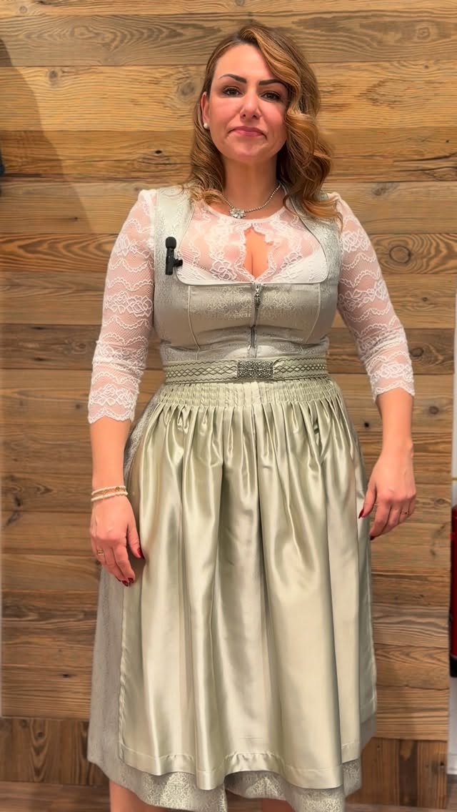 Mint, aber make it classy
Seidendirndl + Pastell = einfach der perfekte Vibe für 2026.
Pastellfarben sind DER Trend, weil sie so leicht wirken, modern aussehen und jedem Look sofort diese ruhige, elegante Ausstrahlung geben.
Und Seide macht’s nochmal besonderer:
Sie fällt weich, hat diesen natürlichen Glanz und fühlt sich super angenehm auf der Haut an.
Zusammen einfach unschlagbar – zarte Farbe trifft auf edles Material.
Was sagst du zu Pastellfarben? ⬇️