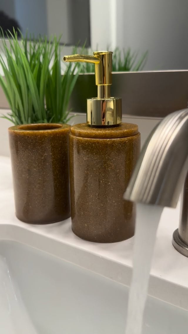 Designed for everyday rituals.
Available as a set.
Limited quantities.