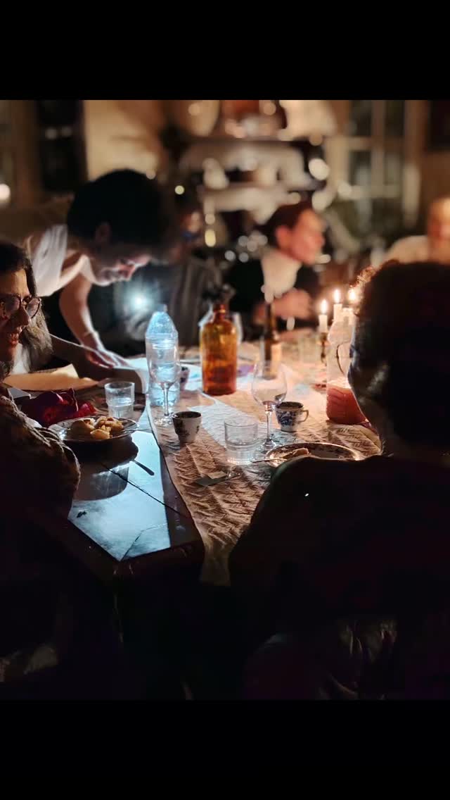 🪞 Il existe des rencontres qui ne relèvent pas du hasard… mais de la reconnaissance.
Dans un lieu chargé d’âme, loin des apparences, les regards deviennent plus vrais, les échanges plus profonds… et quelque chose se révèle.
✨ Dîner Confidentiel N°4 : L’Art de la rencontre au-delà des apparences.
Places limitées à 10 personnes.
Ici, le statut professionnel n’a aucune valeur.
Nous parlons de parcours de vie, d’épreuves traversées, de ce qui nous façonne… et de qui nous devenons.
C’est dans cet esprit que je vous invite à venir découvrir une expérience.
📍 Vendredi 3 avril 2026 au Manoir Antiquités dans le quartier des Carmes à Toulouse de 19h30 à 23h.
Dernières places :
www.lamaisonauxtresors.fr
✨ La Maison Aux Trésors est un espace d'élévation pour se rencontrer et se reconnaître.
#révélerlessentiel