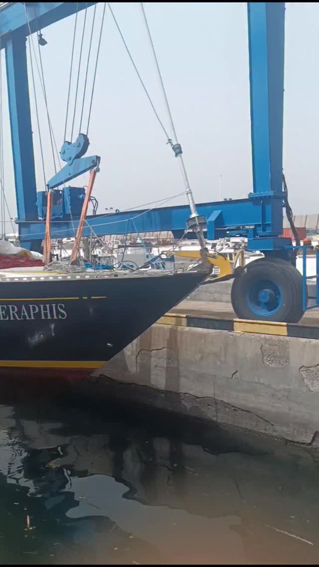 1st day out. I'm tired. And - as my finger covering the camera signifie - probably ready for a nursing home at this point.
#liveaboard #insurance #sailinglife #haulout