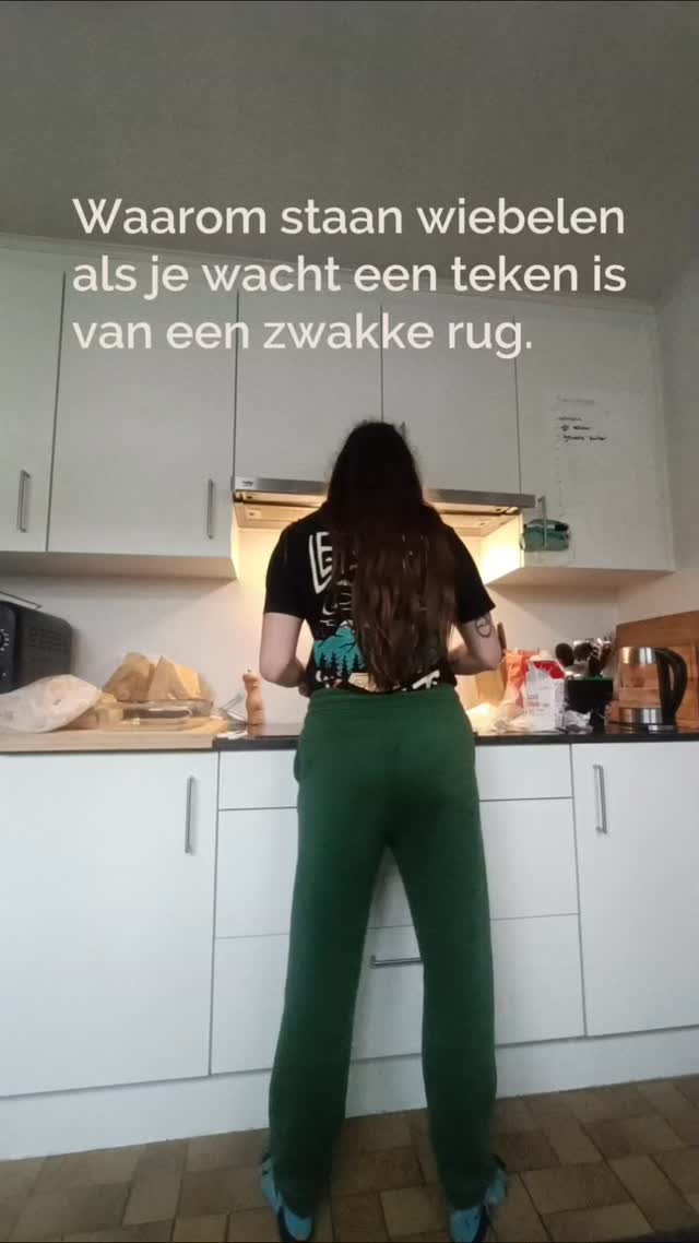 Na even stilstaan… begin je te wiebelen?
Dat is geen toeval.
Dat is je lichaam dat probeert te helpen.
Wiebelen is eigenlijk een slimme manier om spanning in je rug te verminderen.
Wanneer je stilstaat, moeten je rugspieren constant werken.
Na een tijdje raken ze vermoeid…
en hopen afvalstoffen zich op.
Gevolg: meer spanning.
Wordt die spanning te groot? Dan stuurt je lichaam een signaal: pijn.
Je gaat dan automatisch op zoek naar een andere houding om die spanning even te verlagen.
Maar hier komt het belangrijke: spieren die minder sterk zijn, worden veel sneller moe en bouwen sneller spanning en afvalstoffen op.
Merk je dat je dus snel begint te wiebelen? Dan kan dat een teken zijn dat je spieren nog niet sterk genoeg zijn!