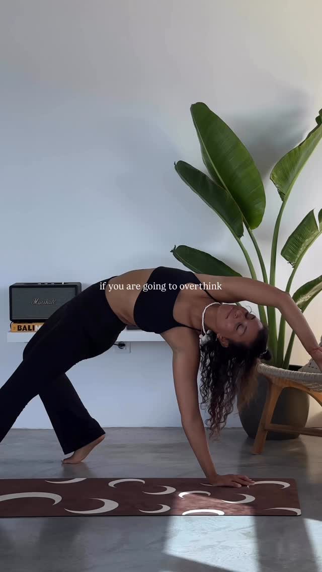 Lass mal lieber den best case overthinken 🤎
Ich geb dir ne schöne Aufgabe: setz den Timer auf 3 Min, schließ die Augen und mal dir dein schönstes best case Szenario für alles was als Nächstes passiert aus 💭
Kleiner Spoiler: du wirst es so lieben, dass der Timer morgen auf 5 min, dann auf 10, 20, 30 min gestellt wird weil du es liebst minutenlang in dieser Energy zu sein und du irgendwann gar keinen Timer mehr brauchst sondern es deine Gewohnheit wird immer an den best case zu denken ✨🥹🦦🫶🏽