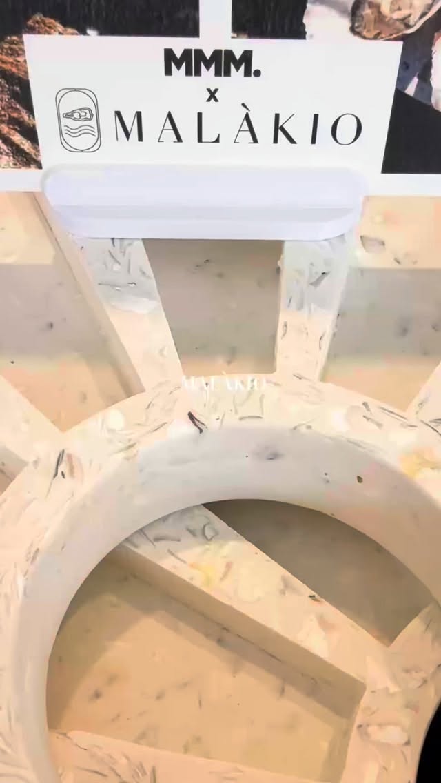 🦪🐚🌊NOUVELLE ARRIVÉE À LA MAISON
La mer devient matière.
Le déchet devient objet.
Et l’objet… devient essentiel.
Nous accueillons Malàkio, une vision singulière de l’art de la table, née de la rencontre entre design et recyclage marin.
Coquilles d’huîtres, coquillages oubliés, matières naturelles revalorisées…
Chaque pièce est façonnée à partir de ce que la mer laisse derrière elle, transformée avec précision pour créer des objets durables, uniques, presque minéraux.
Un matériau innovant, une fabrication française,
et surtout une autre manière de penser ce qui nous entoure.
Ici, rien n’est ajouté.
Tout est réinventé.
Assiettes, plateaux, objets du quotidien…
Des pièces qui racontent une histoire.
Celles des marées, du temps, et d’un certain goût pour l’essentiel.
Disponible dès maintenant à La Maison Merci Madame Monsieur.
#mercimadamemonsieur #malakio #designfrancais #recyclage #upcycling