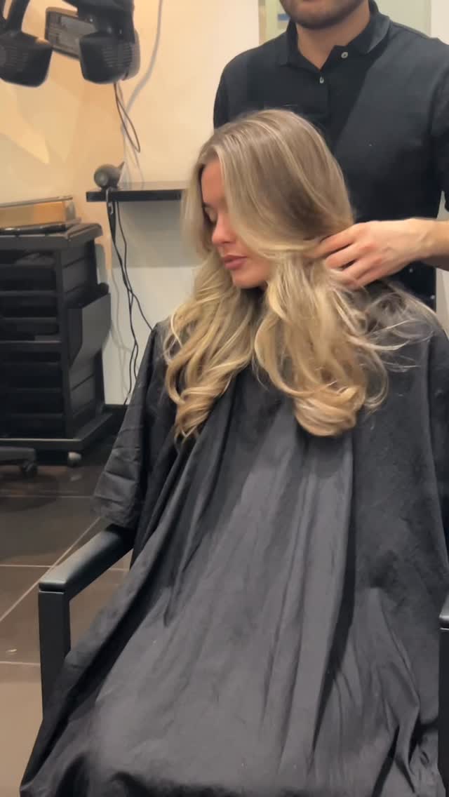 7 months since her last visit…
A soft refresh to bring the brightness back through the roots and hairline ✨
Dimensional, low maintenance, and made to last 🤍
Thinking about going lighter? This is your sign
#moskohair #edinburghhair #edinburghsalon #balayageedinburgh #edinburghblonde