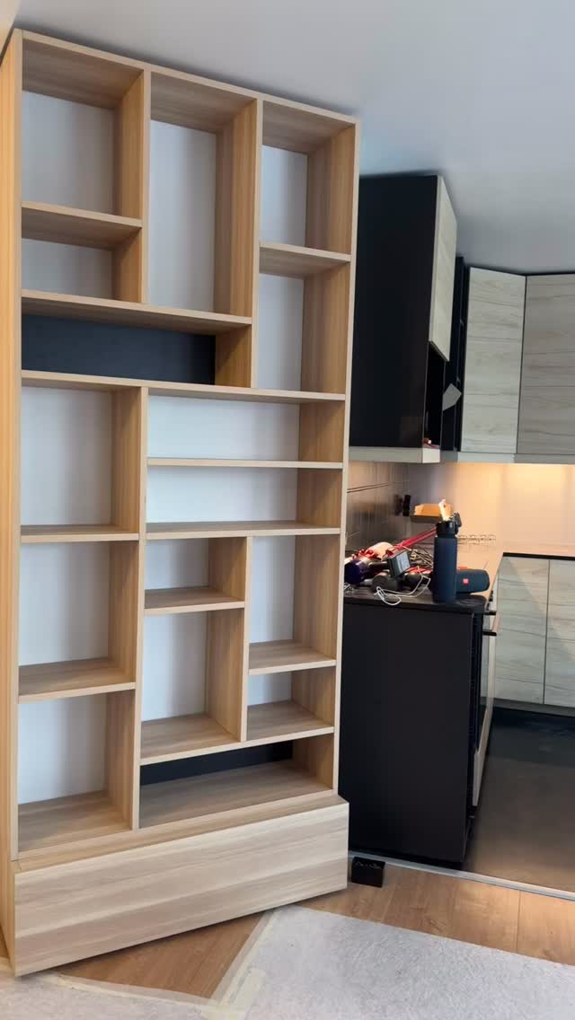 Suite de la fabrication et la pose de mobilier sur mesure. À suivre parce que c’est pas tout … 😉#menuiserie #meublesurmesure #amenagementinterieur #design