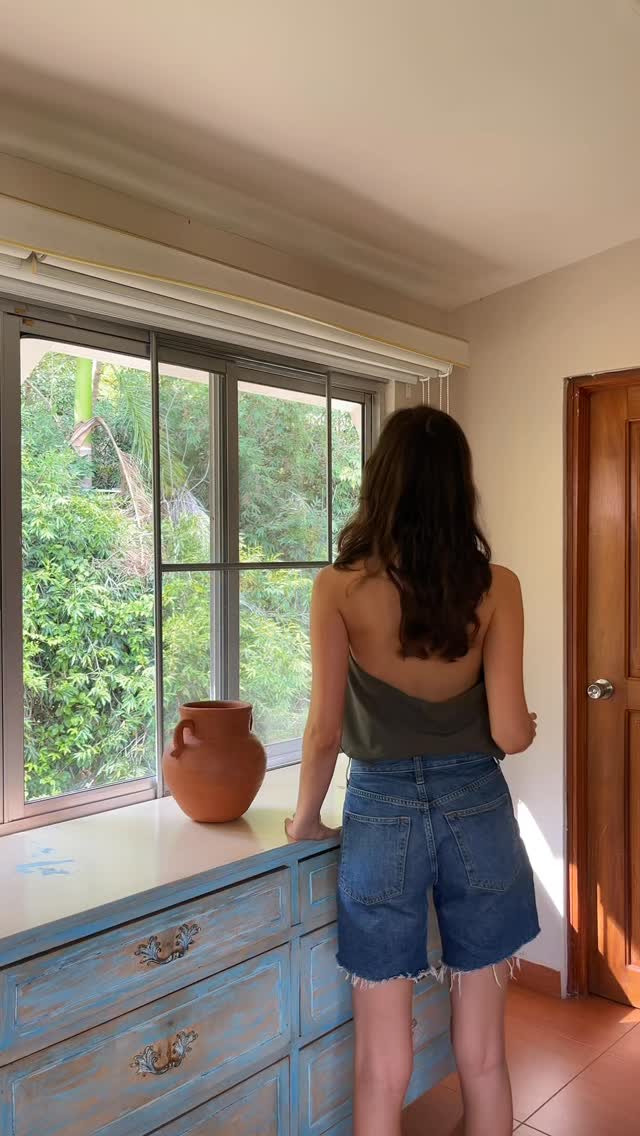 QUITANDO LO TÓXICO DE TU CASA: versión ambientador 🌿🧘🏽♀️
Para preparar este lindo ambientador, combina:
✨ 1/2 taza de agua
✨ 1/2 taza de alcohol o vodka
✨ 25 gotas de tu aceite esencial favorito
Coloca la mezcla en cualquier botella con atomizador (🇵🇦: disponibles en Pack-It) y disfruta de un momento zen en casa 🙂 Aceites esenciales en 🇵🇦: Orgánica Store, entre otros!
¿Probarías esta receta DIY?
#panama #natural #hogar #aceiteesencial #salud