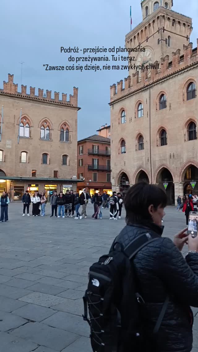 ✨"Zawsze coś się dzieje, nie ma zwykłych chwil." Włoskie wieczory mają w sobie coś, czego nie da się zaplanować.
Wychodzisz tylko na krótki spacer... I nagle robi się z tego moment, którego nie da się zapisać w planie dnia.
Bo Włochy bez Włochów to już nie byłoby to samo.
To oni sprawiają, że zwykły poniedziałkowy wieczór staje się małą przygodą.
Byliście w Bolonii, a może dopiero planujecie?
PS. Najpiękniejsza Italia często nie dzieje się na liście atrakcji, tylko między rozmowami, smakami i chwilami, które po prostu się wydarzyły. Dlatego stworzyłam Viaggi a Piedi - tematyczny kurs włoskiego inspirowany najpiękniejszymi pieszymi trasami we Włoszech, jeziorami i małymi miasteczkami. Jeśli chcesz jednocześnie poznawać Italię i rozkręcić się z włoskim na nowo, zajrzyj do linku — zapisy są otwarte tylko przez kilka dni.
#włoskiepodróże #językwłoski
#bolonia #lavitabolognese #wloskieklimaty ✨"Zawsze coś się dzieje, nie ma zwykłych chwil." Włoskie wieczory mają w sobie coś, czego nie da się zaplanować.
Wychodzisz tylko na krótki spacer... I nagle robi się z tego moment, którego nie da się zapisać w planie dnia.
Bo Włochy bez Włochów to już nie byłoby to samo.
To oni sprawiają, że zwykły poniedziałkowy wieczór staje się małą przygodą.
Byliście w Bolonii, a może dopiero planujecie?
PS. Najpiękniejsza Italia często nie dzieje się na liście atrakcji, tylko między rozmowami, smakami i chwilami, które po prostu się wydarzyły. Dlatego stworzyłam Viaggi a Piedi - tematyczny kurs włoskiego inspirowany najpiękniejszymi pieszymi trasami we Włoszech, jeziorami i małymi miasteczkami. Jeśli chcesz jednocześnie poznawać Italię i rozkręcić się z włoskim na nowo, zajrzyj do linku — zapisy są otwarte tylko przez kilka dni.
#włoskiepodróże #językwłoski
#bolonia #lavitabolognese #wloskieklimaty