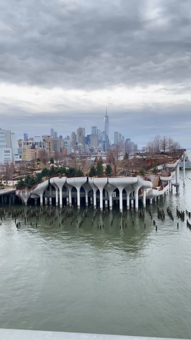 Au sommet de Pier 57 Rooftop Park, le temps semble suspendu… ✨
Une vue à couper le souffle sur l’Hudson, les couchers de soleil dorés, et cette sensation unique d’être à la fois au cœur de la ville et au-dessus de tout.
Un petit coin de calme perché dans New York City, parfait pour s’évader, respirer… et admirer la beauté de la skyline.
#NYC #Pier57 #RooftopVibes #NewYorkMoments #SunsetLovers #explorenyc