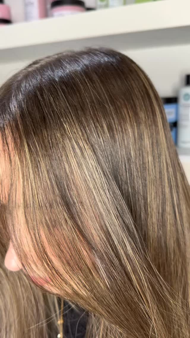 Working with natural, virgin hair gives us the perfect base to create soft, seamless dimension ✨
Starting from a natural brown base, Bronwyn created a blended balayage designed to grow out beautifully and stay low maintenance.
Using foilayage with soft teasing, we lift through the lengths while keeping the shorter hairs diffused — giving that natural, lived-in finish without harsh lines 🤍
Not sure what your hair needs? We’ll guide you 🤍
#moskohair #edinburghhairdresser #edinburghhair #edinburghsalon #hairbybronwyn