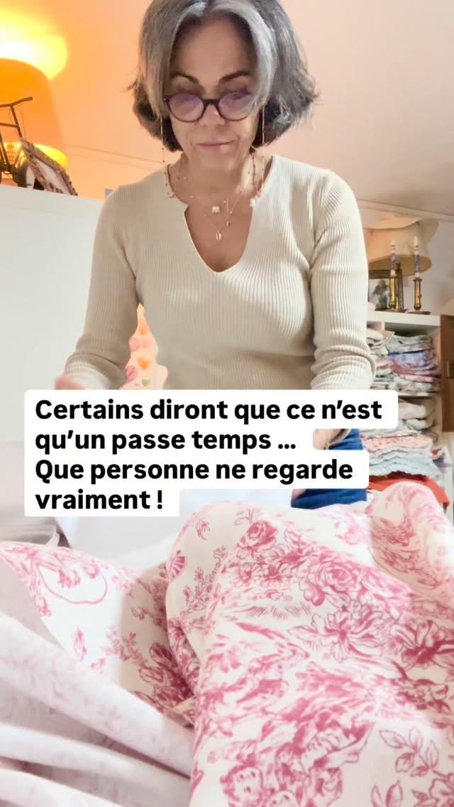 🥳 53 bougies aujourd’hui ! 🎂
🪡La couture n’est pas qu’un fil et une aiguille … C’est le fil rouge de MA VIE ! ❤️
Si la petite Sylvie d’il y a 53 ans voyait ce que mes mains sont capables de faire maintenant, elle ne serait pas surprise du tout !
✨ Merci à vous d’être là ! Mais surtout merci à elle de m’avoir donné cette étincelle ⚡️
.
.
.
#couture #faitmainenfrance #surmesure #creationsartisanales