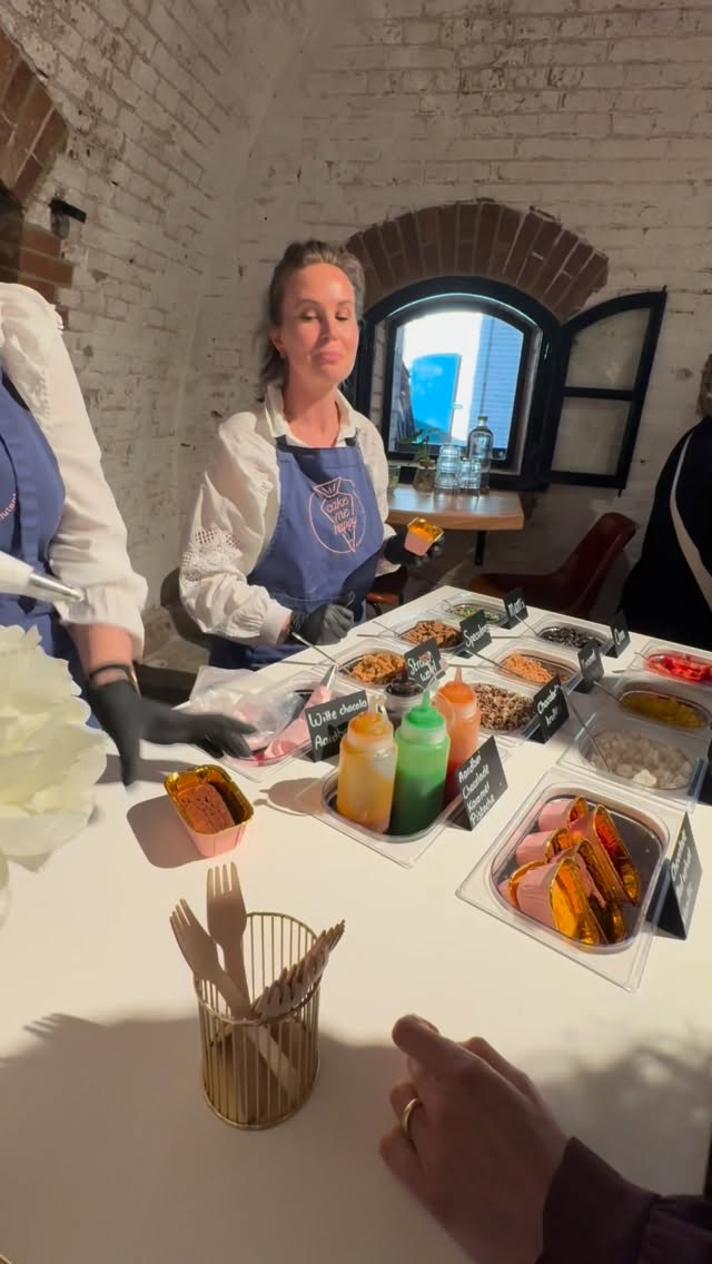 Wij dansen gezellig rond elkaar💃🧁
.
Wanneer je meer mensen wilt laten bedienen in een korte tijd, dan komen wij gezellig met z’n tweeën!
.
En zoals je kunt zien dansen wij dit moment dan lekker langs elkaar, om jullie zo snel mogelijk te kunnen voorzien van een lekker Cakeje
.
#decakebarvannederland #glutenvrijecakebar #cakebaroplocatie #bedrijfsevenement #bedrijfsjubileum