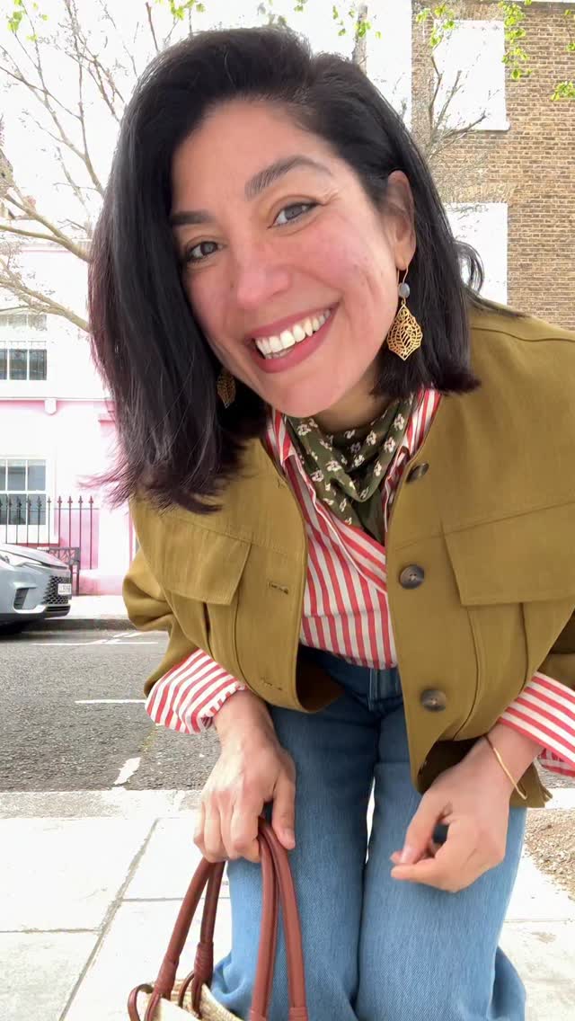 What I wore yesterday for a day out in London.
I love mixing different prints and colours, it makes me feel like spring is here!!!
Save it for next time you need some outfit inspiration!
I am for sure going to wear this @marksandspencerstyle jacket quite a lot 🙌🏽
.
Jeans @bellstjeans (g)
Shirt @insidejigsaw
Loafers @massimodutti
Scarf and bag @sezane #sezanelovers #sezane (pr/ad)