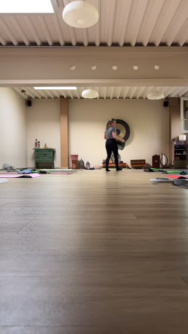 Pilates meets Physio: Dein Body-Upgrade!
Wir kombinieren das klassische Matten-Pilates mit gezielten Elementen aus der Physiotherapie.
Was passiert da eigentlich in deinem Körper?
Wir arbeiten nicht an der Oberfläche, sondern gehen in die Tiefe.
• Powerhouse-Aktivierung: Wir stärken deine tiefe Bauch- und Rückenmuskulatur (besonders den Musculus transversus abdominis), die wie ein natürliches Korsett deine Wirbelsäule schützt.
• Gelenk-Check: Durch physiotherapeutische Griffe und Bewegungen mobilisieren wir Wirbel für Wirbel und schaffen Platz in den Gelenken. Verspannungen lösen sich, die Haltung richtet sich auf.
Training mit dem gewissen Extra
Wir lassen es nicht langweilig werden! Mit kleinen Hilfsmitteln wie dem Pilates-Ball, elastischen Bändern oder Rollen setzen wir neue Reize, um deine Muskeln noch präziser anzusteuern.
Das Ergebnis nach nur 60 Minuten?
Du verlässt die Matte nicht nur körperlich stark und stabil, sondern auch mental völlig klar. Es ist wie ein „Reset“-Knopf für Körper und Geist.
✨ Komm vorbei und spür den Unterschied! ✨
#yogabarbochum #reformerpi̇lates #mattenpilates #pilatesbochum