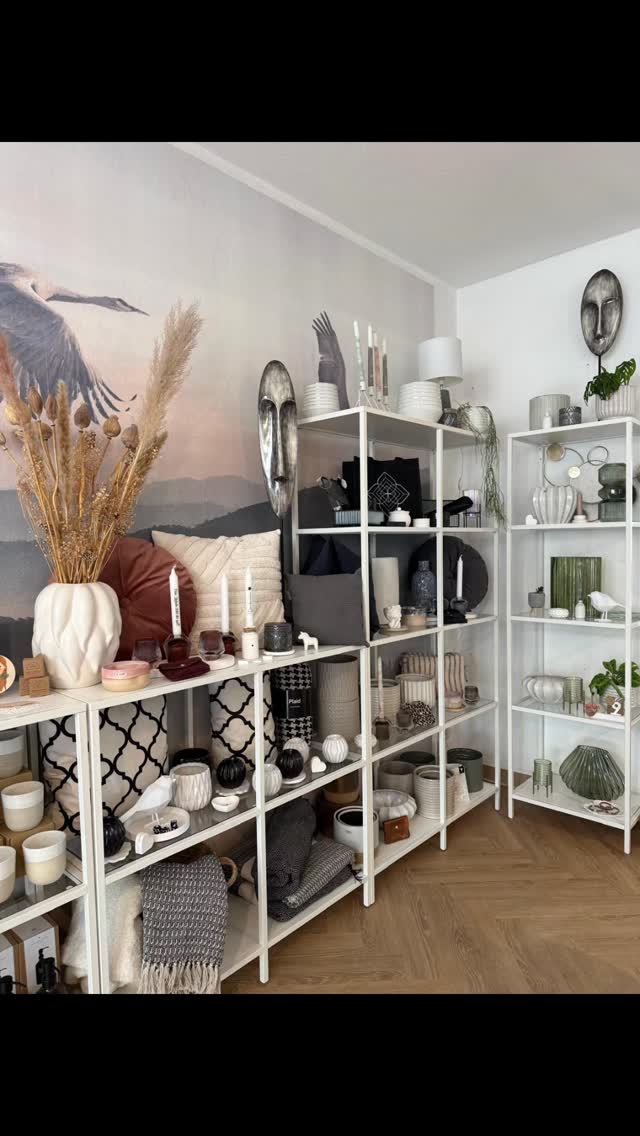 5 Jahre und 5 Monate...WOW wie schnell die Zeit vergeht. Und zack wird es Zeit für eine weitere Veränderung. Einige hatten es sicher schon mitbekommen. Die wundervolle Elisabeth @liz.dolce.vita ist nun seit einiger Seite die zweite kreative Hälfte. Sie ist nicht nur an der Architekturfront eine absoluter Traum, sondern auch im Store mit vollem Herz dabei.
Zusammen haben wir zwei heute einmal alles von rechts nach links gedreht, das Sortiment neu sortiert und jedem Teil seine Bestimmung zusortiert. Eure Lieblinge bleiben zum großen Teil im Sortiment. Aber auch ein genau so großer Teil darf weiterziehen und Platz für neue Entdeckungen schaffen. Wir haben damit unser Lager komplett geräumt und laden nun zum großen LagerSALE. Kommt gern vorbei und schnappt euch das ein oder andere Wunder.
Und was bringt die Zukunft? Neben Neuentdeckungen wird es auch ein Ausbau der eigenen Designlinie im Bereich Mode und Papeterie, sowie mehr Interior Design.
#allerleileben #conceptstore #zwickau ##zwickauerhändler #5Jahre @stilplan_raumdesign