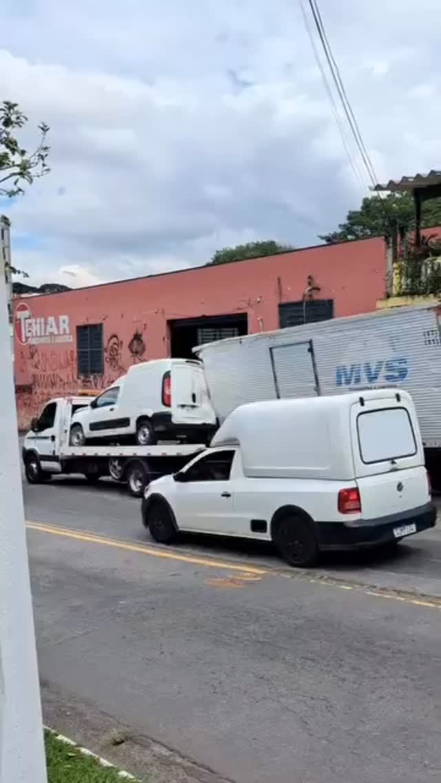 🚨 Acidente na Rua Soldado José Vivanco Solano
Na terça-feira, 01/04, por volta das 11h30 da manhã, um acidente foi registrado na Rua Soldado José Vivanco Solano.
Segundo informações, um guincho que estava parado no semáforo foi atingido por um caminhão que teria ficado sem freio.
Apesar do impacto, ninguém ficou ferido, porém houve prejuízos materiais.
Moradores também chamam atenção para um ponto importante
– O trecho possui sinalização proibindo a circulação de caminhões
– Mesmo assim, a regra não estaria sendo respeitada
– Há reclamações sobre falta de fiscalização no local
A situação reforça o alerta para a necessidade de mais controle e segurança na via.