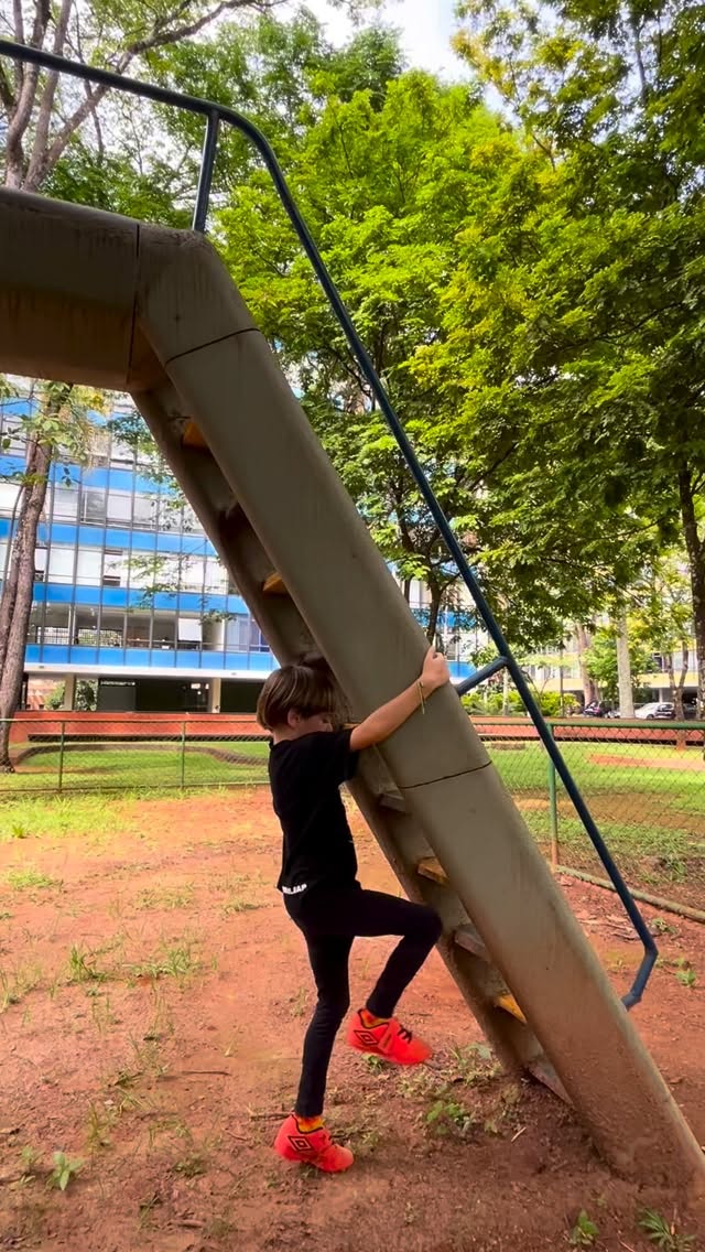 Os “NÃO PODE” que muitas crianças recebem são apenas um conforto desnecessário pro adulto e um fator de empecilho para o desenvolvimento.
Nas nossas aulas, toda a família aprende, afinal as permissões têm exigências de suporte físico, psicológico e social! Tem noção disso?
O Desenvolvimento infantil é um trabalho em equipe.
#parkour #parkourembrasilia #desenvolvimentoinfantil #escalada
