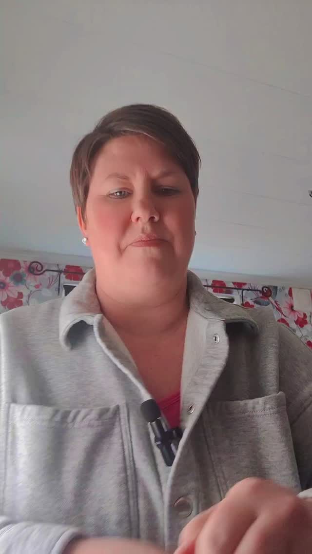 Byt plats med din drömkund och se hur det är att försöka hitta de saker som din kund oftast letar efter på din hemsida.
Sätt dig in i hennes situation och se på hemsidan med hennes ögon.
Är det lätt att hitta?
Guidar sidans knappar och struktur enkelt fram till målet?
Om inte, så har du lite att jobba med.
Ett tips är att googla runt och kika på andra hemsidor i din bransch.
Stanna till lite extra på de sidor där det är tydligt, och intuitivt, där strukturen känns enkel och riktigt bra.
Ta med dig samma tänk till din egen hemsida.
Du kan ju faktiskt välja att göra likadant.
Din sida kommer ändå vara unik tack vare att du har andra färgval, egna bilder och din unika ton i texterna.
Så yr runt som en virvelvind och leta bra hemsidor och plocka med dig godbitarna!
Följ mitt konto för att få fler tips för en bättre hemsida till ditt företag.✨
Ta hand om dig🌷