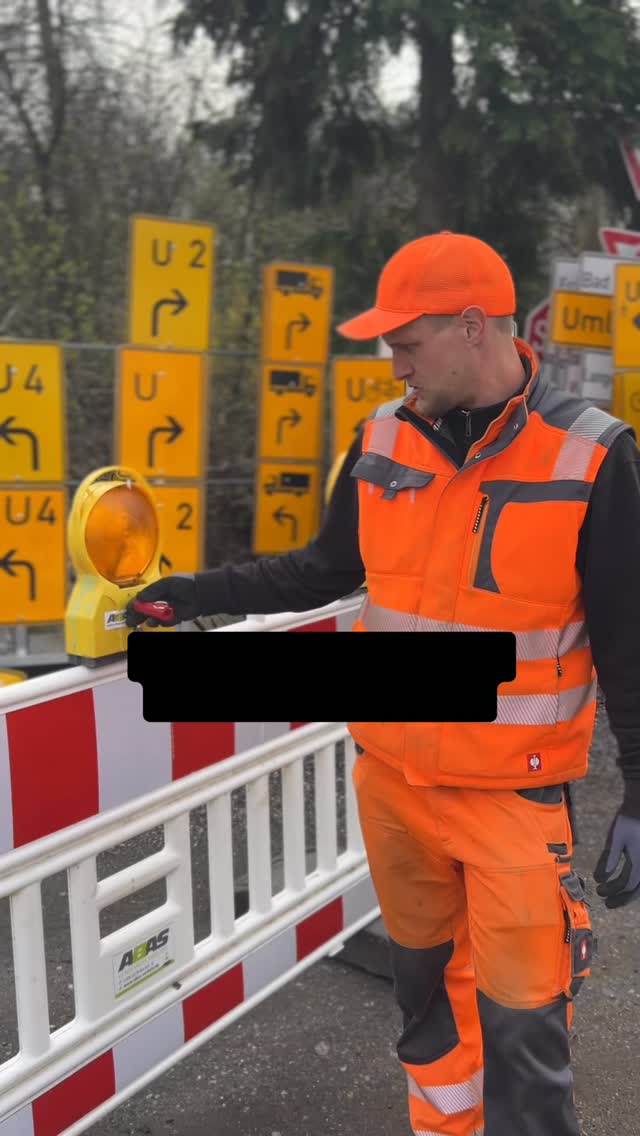 KI hier, KI da... Überall hört man: „Die KI nimmt uns die Jobs weg!“
Aber mal ehrlich: Hat schon mal jemand gesehen, wie ChatGPT eine Absperrung aufbaut oder ein Verkehrszeichen bei Wind und Wetter montiert?
Spoiler: Wir auch nicht.
KI ist ein krasser Gamechanger, gar keine Frage. Aber wenn es um echte Präzision auf der Straße geht, brauchen wir keine Algorithmen, sondern Macher. Bei ABAS setzen wir auf Menschen, die anpacken mit Herz, Verstand und Bizeps.
Du hast Bock auf einen krisensicheren Job an der frischen Luft? Dann komm ins Team!
Wir suchen:
• Monteure für Verkehrssicherung (m/w/d)
• Monteure für Verkehrstechnik (m/w/d)
Hör auf zu scrollen und fang an dich zu bewegen. Den Link zum schnellen Bewerbungsformular findest du hier abas-verkehr.de/stellenangebote
und in unserer Bio!
Jobsuche
Handwerk
Verkehrstechnik
Fachkräfte
Krisensicher