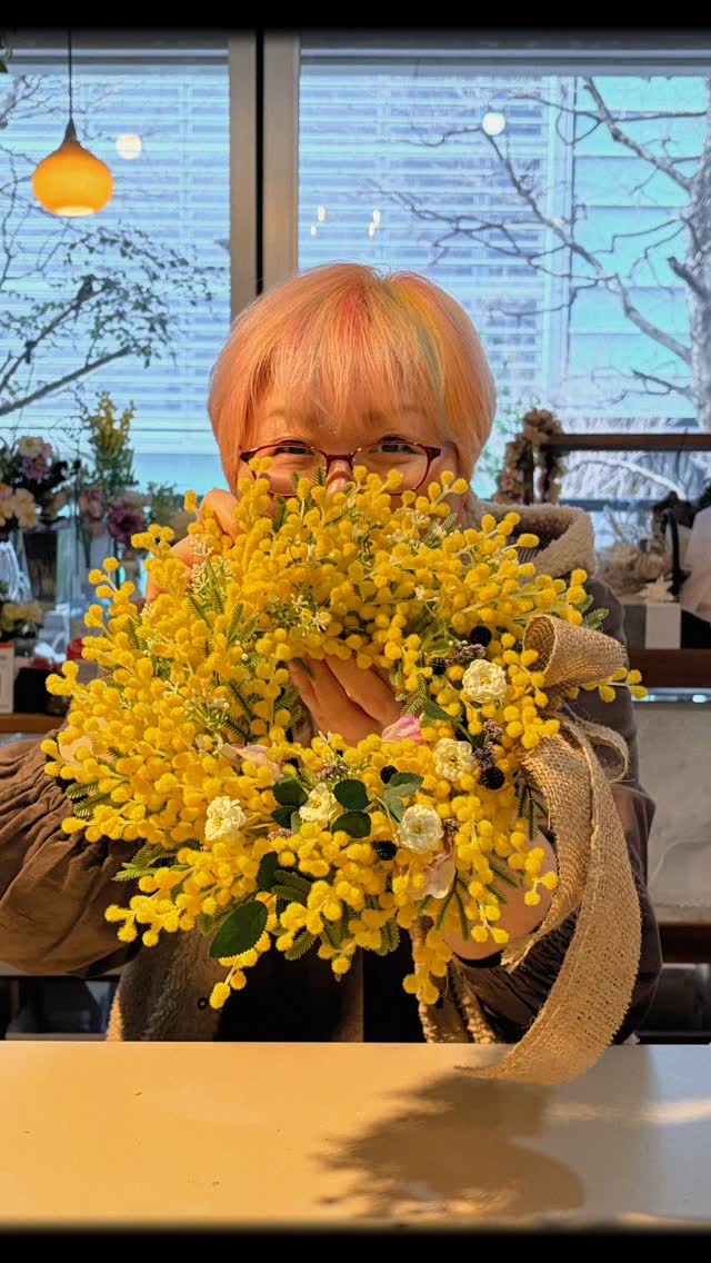 🌼「ミモザリース」完売しました🌼
たくさんの方にご制作・オーダーいただき、完売となりました✨
お越しくださった皆様、本当にありがとうございました😊
春を感じる優しい黄色のリース、ぜひお部屋でたくさん楽しんでくださいね💛
皆様の毎日に、ふんわりとした幸せな彩りを添えられますように…❣️
来月は5月の母の日に向けて「母の日アレンジレッスン」です。
是非お運び下さいませ♪
また、4月11日のトーヨーキッチンスタイルレッスンも14時の部に空きがございますので是非いらして下さいませ^ ^
レッスンのお申し込みはお問い合わせページかお電話からお願い致します。
レッスンスケジュールよりご希望の日時をお選びになってご連絡下さいませ。
🌟ランチ付きレッスンもお申し込みいただけます。
ランチ付きレッスン→サロンでレッスンの後は近隣の美味しいお店へ皆さんでお食事に出掛けます。
🌟アザブローズルームでは
資格取得の生徒様も募集中です。
⚪︎プリザーブドフラワー
⚪︎アーティフィシャルフラワー
また、アーティフィシャルフラワーブーケ、プリザーブドフラワーブーケ、アフターブーケなど幸せのお手伝いもさせて頂いております💓
ショップ&サロン
AZABU ROSE ROOM
宮城県仙台市青葉区一番町1丁目4-26 SA
RUMINA BLD2F
090-7255-8545
レッスン日以外でもお問い合わせ頂ければ
レッスン可能な場合がございます。
お気軽にお問い合わせください
テキストを入力
販売代理店
ヴィーフジサキララガーデン長町店
ヴィーフジサキ六丁の目店
ヴィーフジサキ泉中央店
藤崎石巻店
藤崎山形店
藤崎船岡店
藤崎塩釜店
欅産業仙台東口ショールーム
#仙台フラワー教室
#アザブローズルーム
#アーティフィシャルフラワー
#ミモザのリース
#プリザーブドフラワー仙台