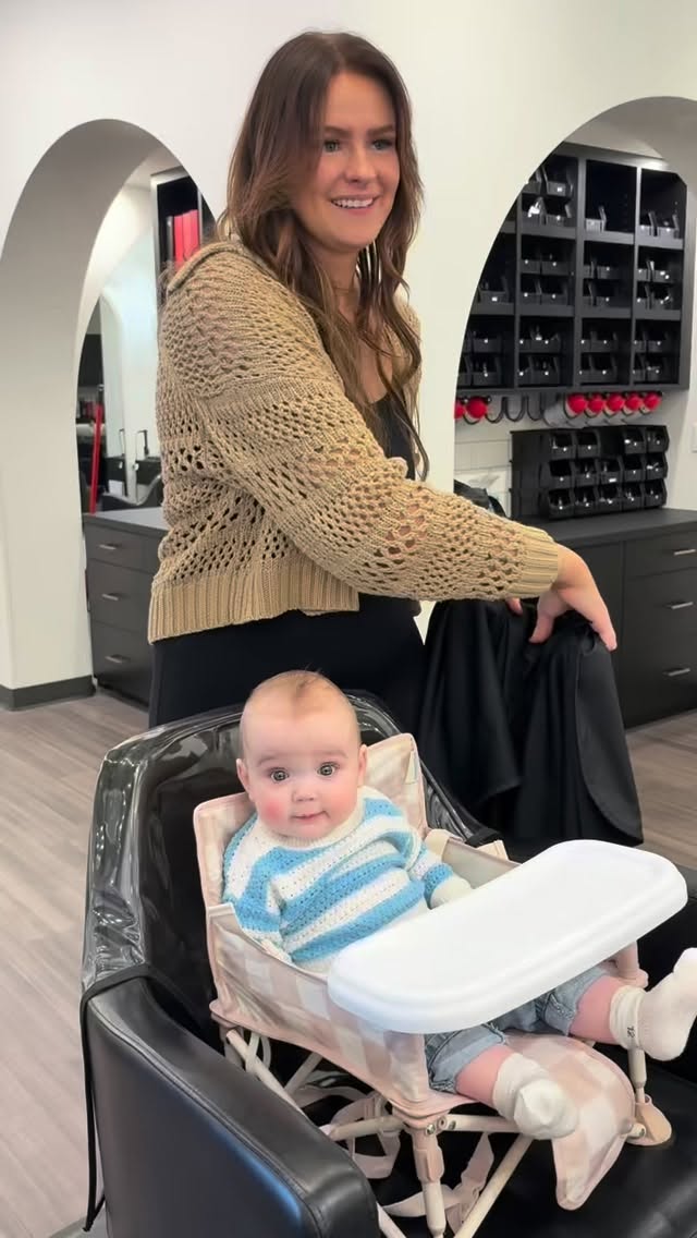 Willow Babies start young ✨✨✨
Baby P enjoying a lush scrub and style with her Mama @hairbyporisch 😍
Enjoy the baby hit!!
#willowsalon #maplegrovesalon #babysfirstsalonvisit #babyp