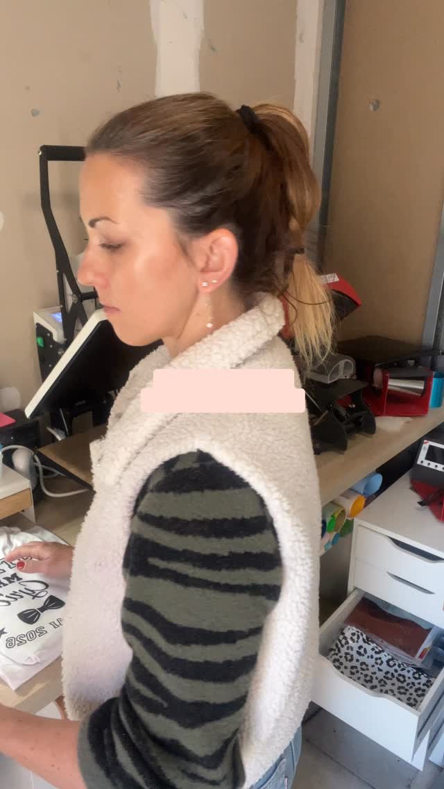 Une même journée…
deux ateliers… 😅
Entre les impressions, le flocage et la préparation des commandes,
les journées ne se ressemblent jamais ici ✨
Mais une chose reste la même :
👉 chaque création est faite avec soin
Parce que derrière chaque t-shirt personnalisé,
il y a un moment à célébrer 💛
EVJF, cadeaux, événements…
on s’adapte à vos projets, même les plus chargés 👀
⸻
💬 Dis-moi :
Tu imaginais tout ça derrière un t-shirt personnalisé ?
⸻
📍 Narbonne
📦 Envoi partout en France
👚 Flocage t-shirts & objets personnalisés
🧢 Casquettes • mugs • sacs
👰 EVJF • EVG • événements
✨ Boutique d’Esmée
#flocage
#evjf2026
#entrepreneuse
#mariage2026
#bride