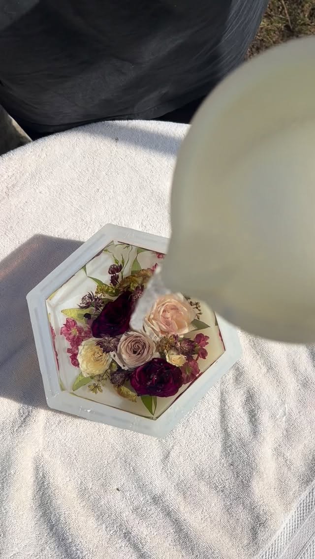 Demold with me 🫶
#bouquetpreservation #flowersinresin #resinart #flowerpreservation