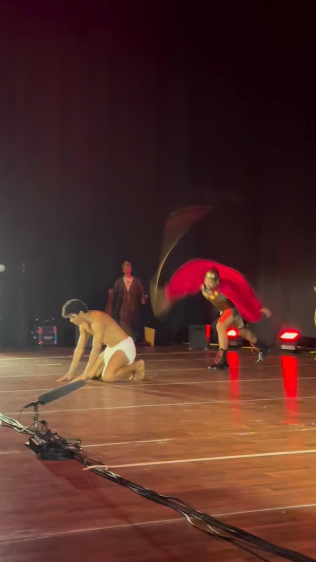 PAIXÃO DE CRISTO EM RIO PRETO DEVE REUNIR MAIS DE 4 MIL PESSOAS
Nesta sexta-feira santa, a Basílica recebe a encenação da Paixão de Cristo, com direção de Linaldo Telles e João Paulo Rillo, um dos eventos mais tradicionais da Semana Santa em Rio Preto.
Na véspera, o ensaio técnico já antecipava a força do espetáculo “Travessia da Esperança”, que transforma o espaço em um grande palco a céu aberto.
Mais de 90 pessoas participam da produção, entre elenco, músicos e equipe técnica, com nomes como Alyson Rocha, Clara Roncati, Cesar Augusto Belisário, Gisele Lançoni, Hárlen Felix e Pedro Abreu.
A apresentação acontece nesta sexta, às 20h30, na Basílica. A entrada é gratuita.
Mais informações no Portal Guilherme Baffi.