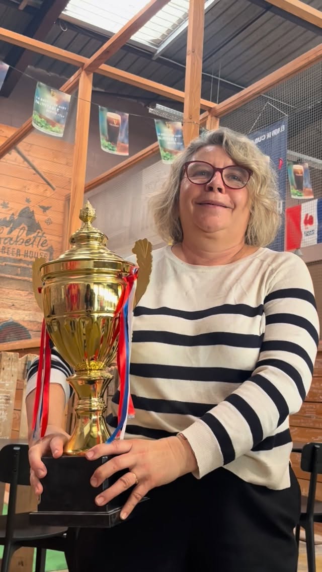 🎤 Le Grand Concours de Chant de Babette : révélez votre talent 🌟
Le samedi 11 avril, Babette Beer House à Pau lance son grand concours de chant avec Alaïtasuna, une soirée dédiée aux passionnés de musique et aux talents de demain.
Venez assister au concours ! Ou participer que vous soyez amateur ou professionnel, enfant ou adulte, tout le monde est le bienvenu avec deux catégories distinctes pour permettre à chacun de s’exprimer dans les meilleures conditions. Attention, les places sont limitées : inscription obligatoire au 06 60 48 32 83.
Au-delà des performances sur scène, de nombreuses opportunités attendent les participants : petits cadeaux à gagner, passages radio, premières parties d’événements, et même un accompagnement artistique pour ceux qui souhaitent aller plus loin dans leur parcours.
Cette soirée sera également l’occasion de participer aux présélections du premier tremplin du Béarn, qui se déroulera le 30 mai 2026, sur une magnifique scène avec une sonorisation professionnelle, en partenariat avec le carnaval de Géronce. Les prestations seront évaluées par un jury de professionnels issus de différents horizons, garantissant une expérience aussi enrichissante qu’exigeante.
📅 Samedi 11 avril
📍 Babette Beer House – Pau
Une soirée unique pour monter sur scène, se faire remarquer et peut-être lancer une belle aventure musicale. 🎶✨