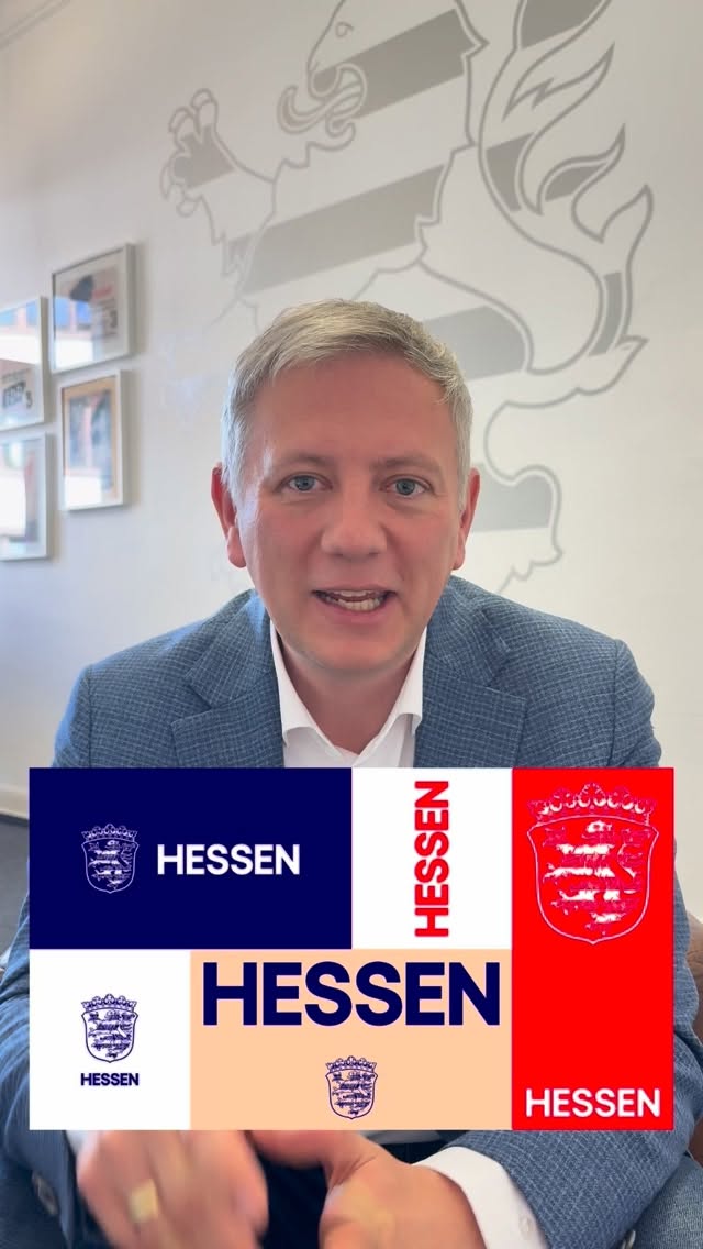 Kein Geld für gute Bildung, aber 300.000 € für ein neues Design 🤦♂️
Und das ist noch nicht alles: Das Logo basiert auf einem alten Wappen, das nicht einmal für alle Teile des heutigen Hessens galt. Das Redesign wurde ausgerechnet an die Wahlkampf-Agentur der CDU vergeben – den ehemaligen Arbeitgeber des zuständigen Staatssekretärs. Die Produkte richten sich zudem nicht an alle Hessinnen und Hessen – sie sind schlicht viel zu teuer.
Das ist mangelnde Prioritätensetzung und Selbstinszenierung auf Kosten der Steuerzahler. So geht keine verantwortungsvolle Politik.