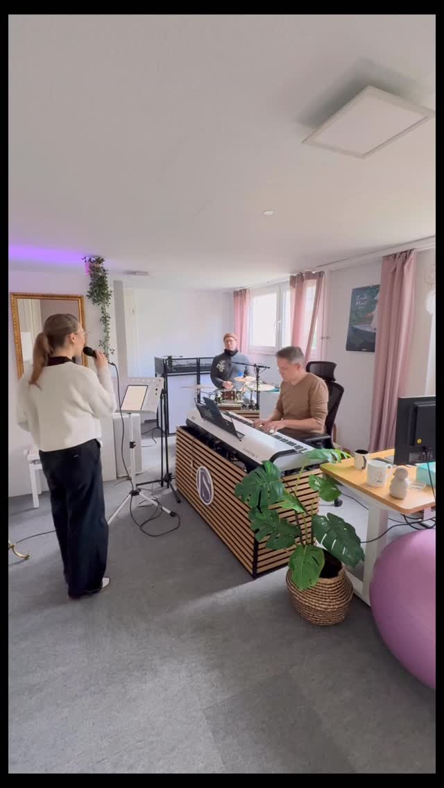 Manche Songs bleiben einfach. „Waterfalls“ von TLC ist einer davon – nicht nur musikalisch, sondern auch wegen seiner klaren Botschaft.
Ich mag besonders, dass er kein klassischer Lovesong ist, sondern Themen anspricht, die auch heute noch relevant sind.
Wie gefällt euch unsere Version?
#trio #livemusik #hochzeitsmusik #waterfalls #tlccover