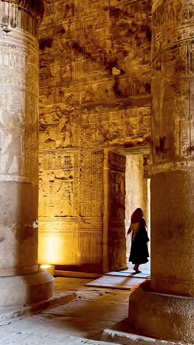 I’ve come to accept, that this is just how I am.
Looking for small talk, surface level solutions or quick fixes? Keep moving, I’m not your woman. 🙅🏻♀️
Here for depth, Truth, magic & the deep shifts combined with grounded, brave action that will actually move your entire timeline…?
Welcome.
You’re in the right place. 💜 🪷