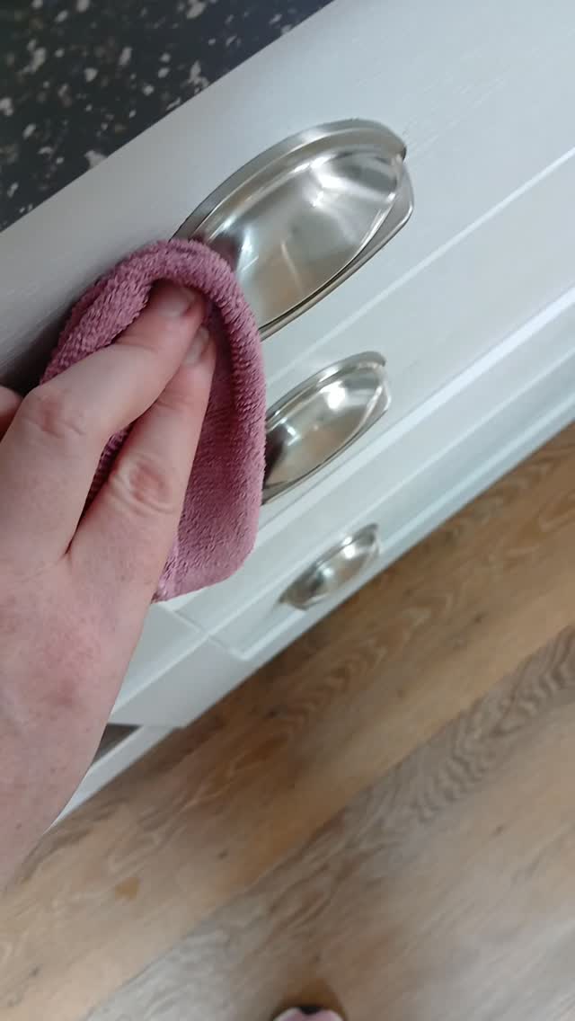 Although I now specialise in domestic homes, I spent 6 years servicing luxury holiday lets. These type of cleans are a whole different beast as everything needs to be cleaned and disinfected - from the tiles to the remote controls, from touch points to appliances like kettles and toasters. This experience means that I bring 5* standard holiday let cleaning to YOUR home 🧽✨️
