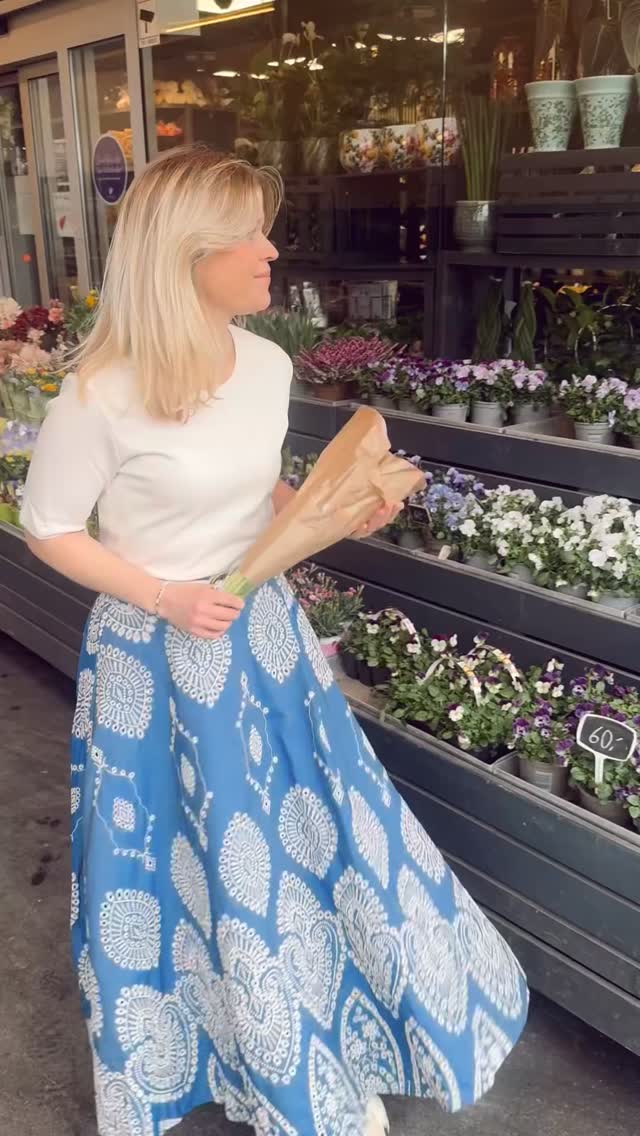 Nydelig i skjørt fra From Paris With Love💙 Lekkert mønster og kledelig fasong. Skjørtet kommer i One Size og får virkelig skinne med enkel hvit t-skjorte og de skjønneste espadrillosene fra Gaimo. Beltet setter prikken over i’en på antrekket og gir det hele en gjennomført finish.
Alt finner du her på Bitten☀️