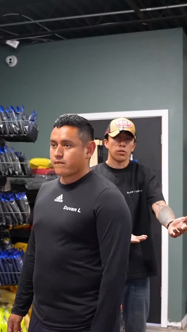 “Confía en mi, es lo mismo pero más barato” ❌ NO ES LO MISMO!
En Black V Protect solo vendemos y trabajamos con productos PRO, probados y de calidad real 💯
Porque tu vehículo no merece menos..
💬 ¿Eres team barato o team calidad ante todo?
🔥 Taggea a ese amigo que siempre confía de más..
📍 3725 Conway Road, Orlando FL
📲 www.blackvdetailsupplies.com
#cardetailing #autodetailing #detailers