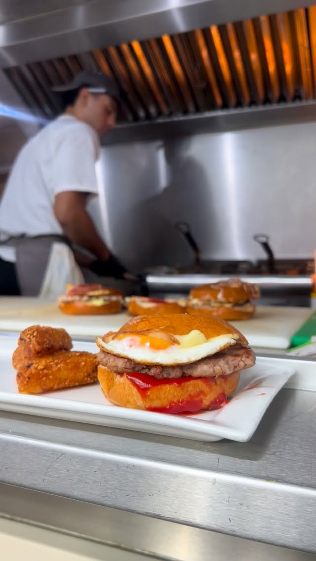 One of those mornings? We’ve got you ☀️
Breakfast deal: bun + hash brown + drink for £10 🥪🍳☕
Come to Spitalfields Market or order online 🛵
#MammasGoodies
#SpitalfieldsMarket
#Londonstreetfood
#streetfood
#breakfastdeal
